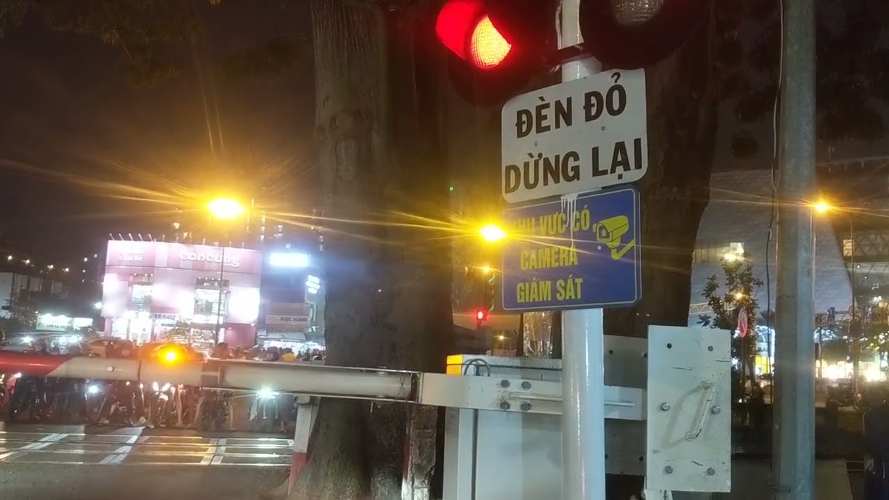 Chắn tàu hoả Việt Nam đối diện xéo gigamall(trung tâm thương mại)