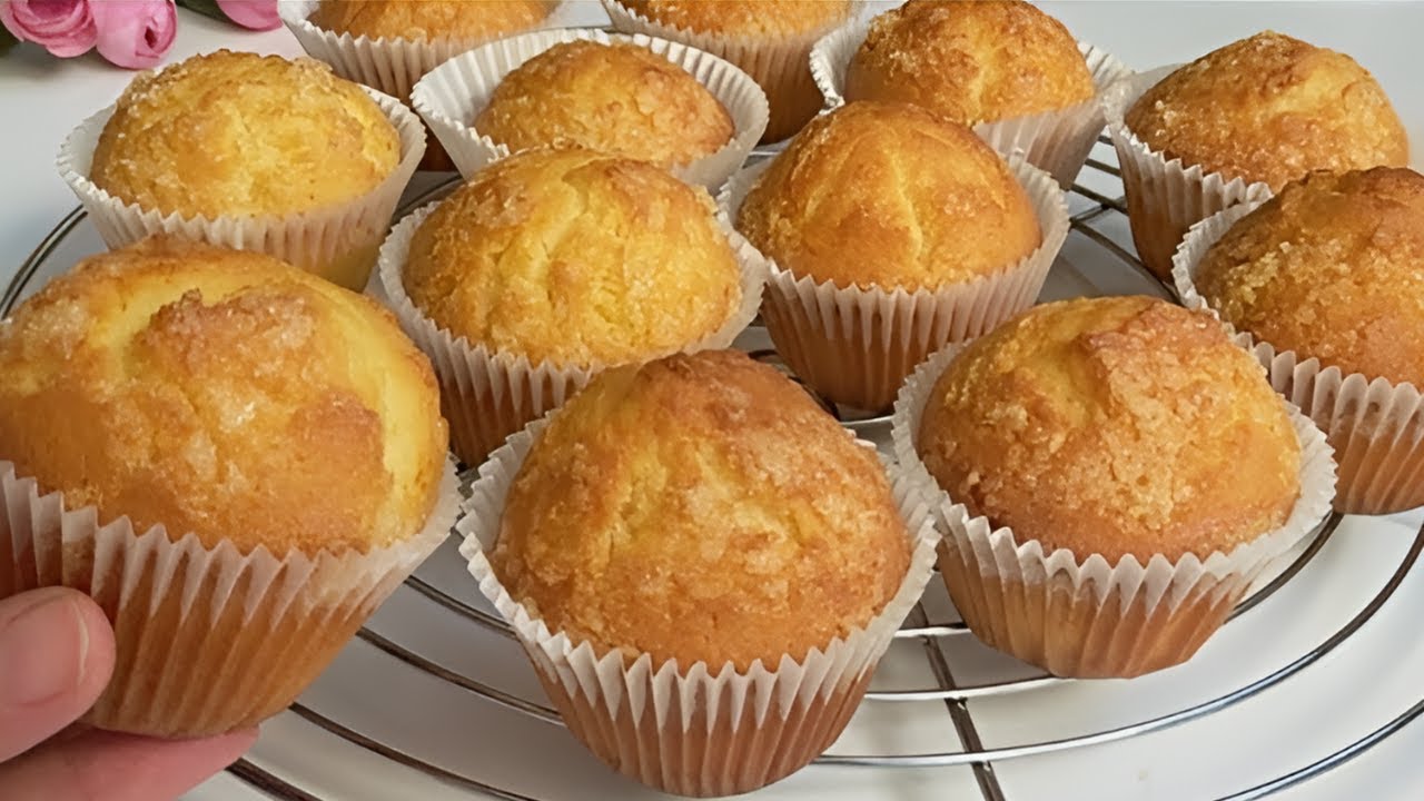 Easy Vanilla Cupcakes Recipe — Fluffy, Moist & Foolproof!