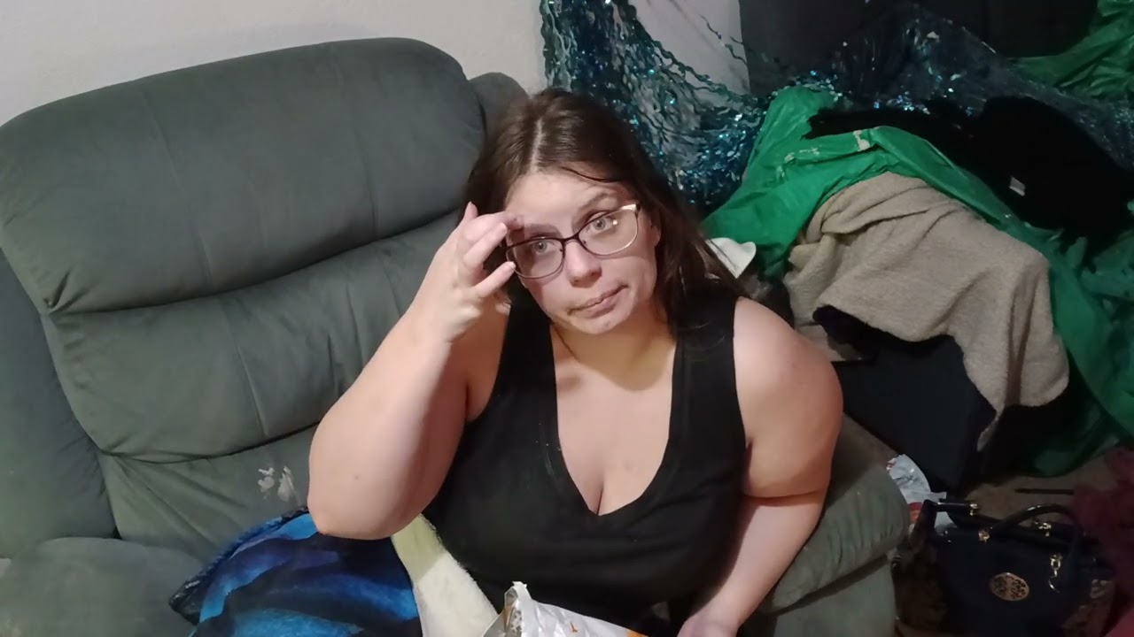 Mermaid Princess Destiny's goldfish mukbang