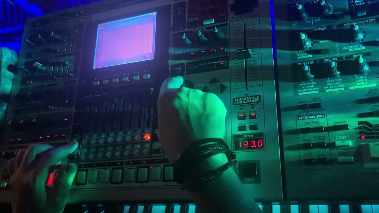 Vanderson - Oldschool Goa Trance on Roland MC-909