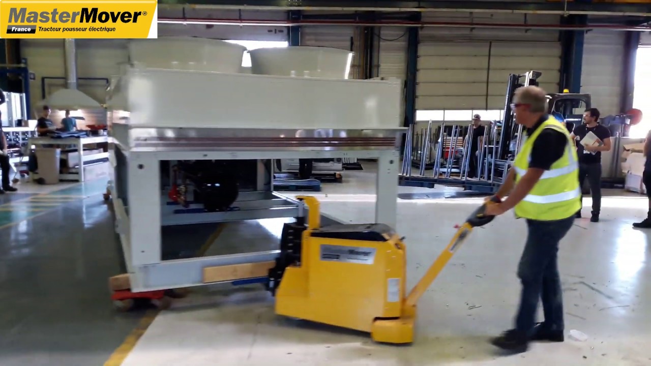 Déplacement de charges lourdes sur skate avec un Mastertug Mastermover.