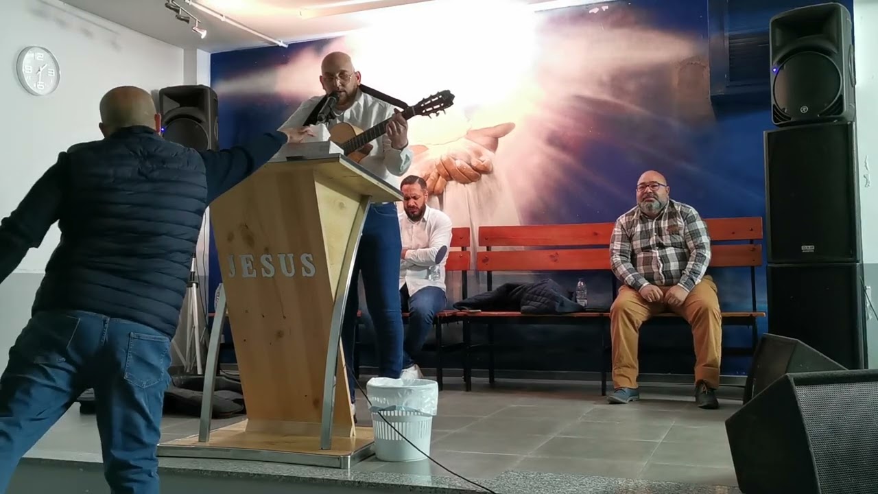 Antonio de Cambrils cantando alabanzas en la iglesia de Cambrils