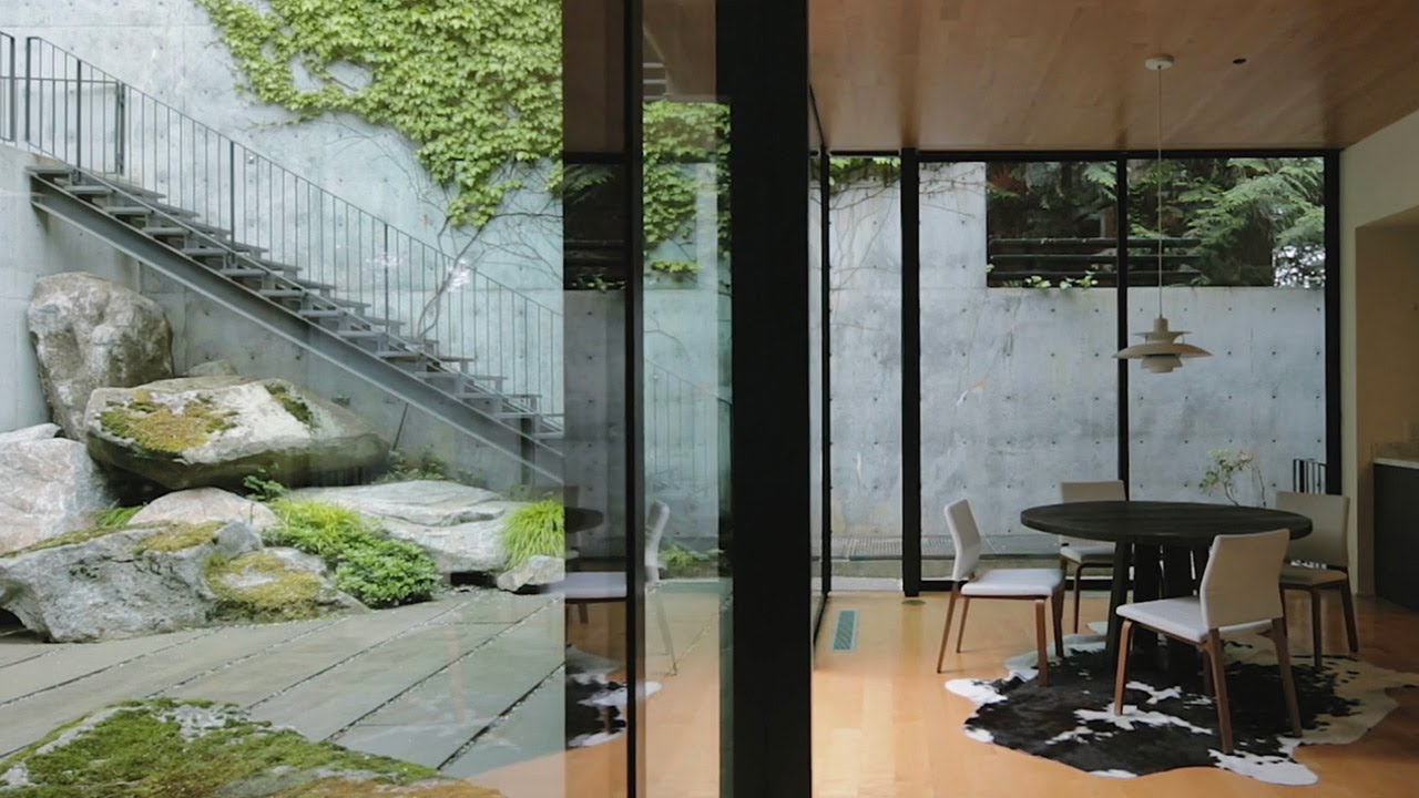 Serene Lakeside House With Courtyard