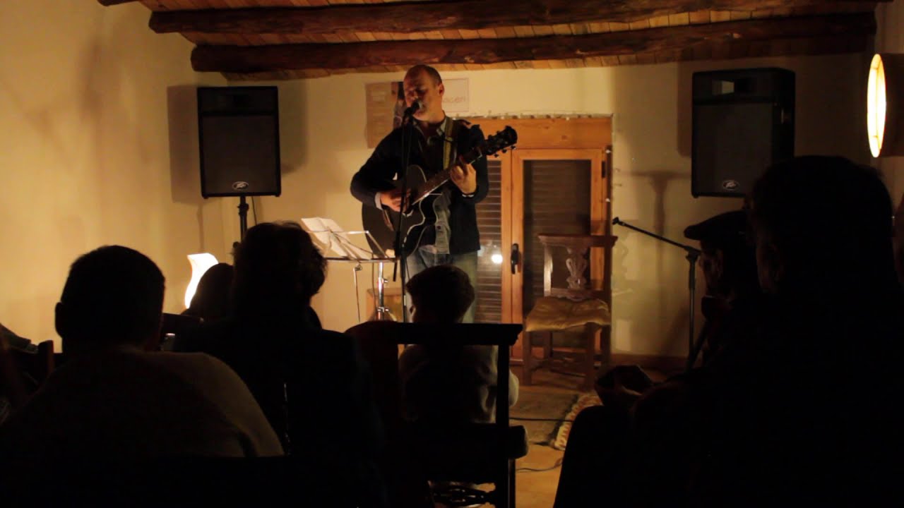 Martín Alcahud en el recital de Delfín Yeste. El Almacén.