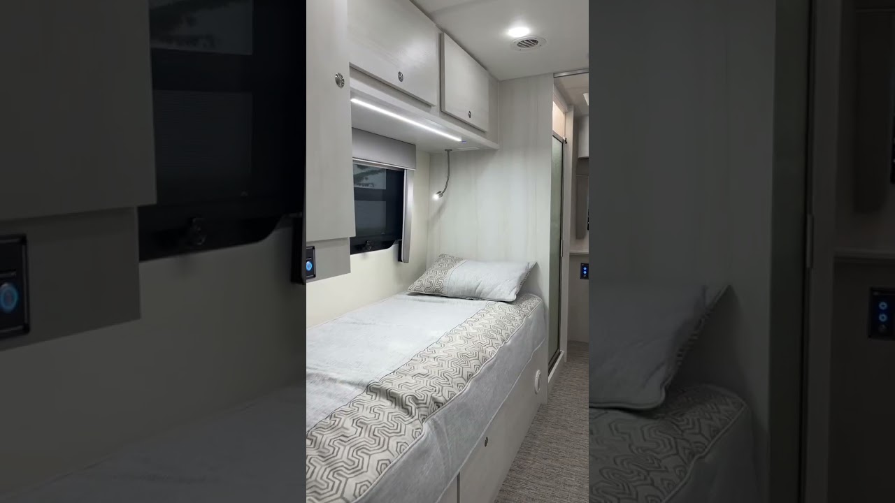 Coach House Platinum IV 261 | Carbon Exterior, Cypress Interior