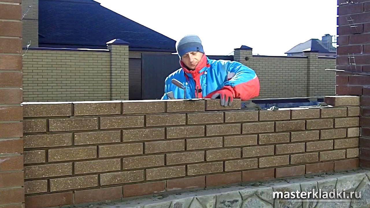 Кирпичная кладка в 1/2 кирпича с двухсторонней расшивкой - [© masterkladki]