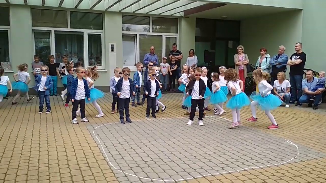 Taniec w wykonaniu dzieci z gr. II (Grease - You're the one that I want)