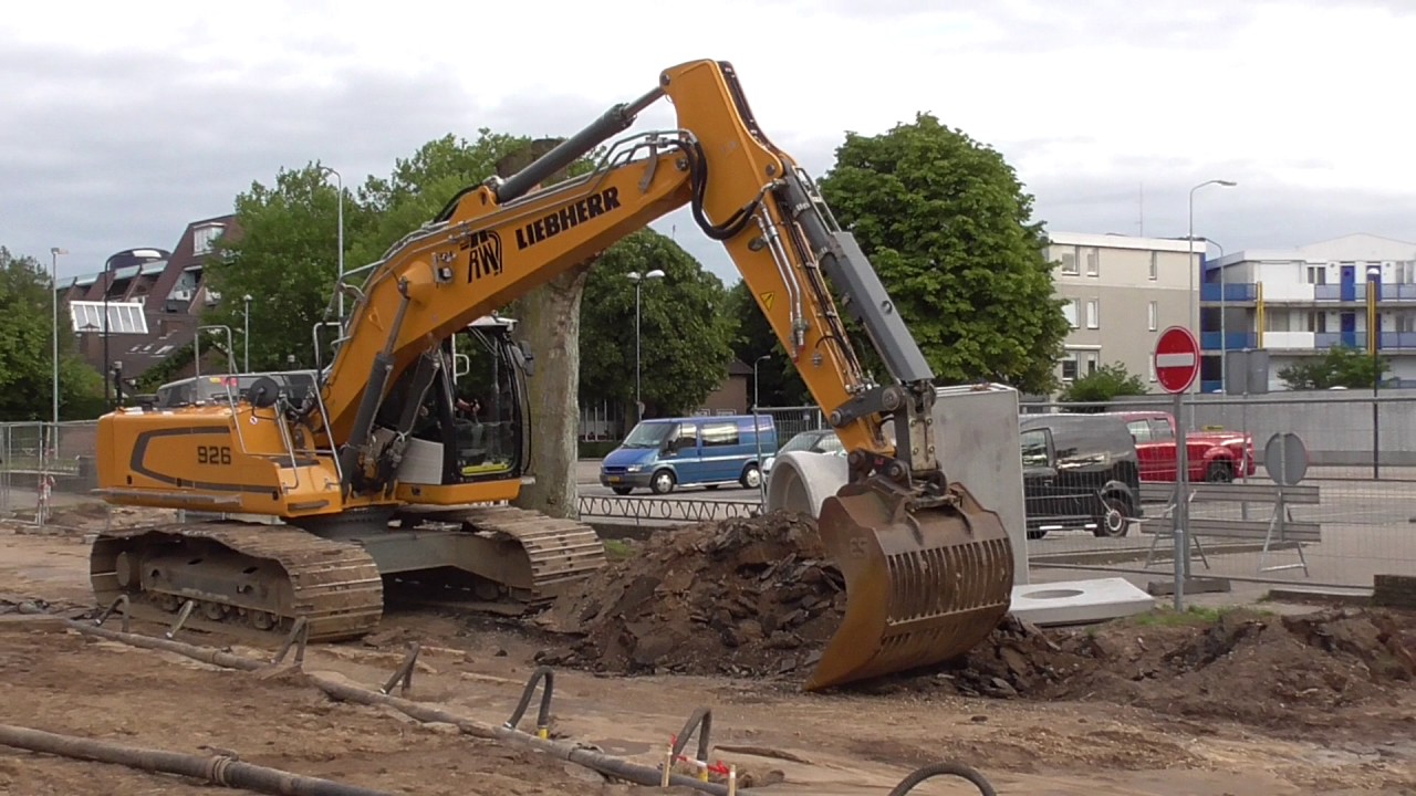 Oostflank Wijchen deel 129 / inzet Liebherr 926 / aanvoer eerste rioolbuizen