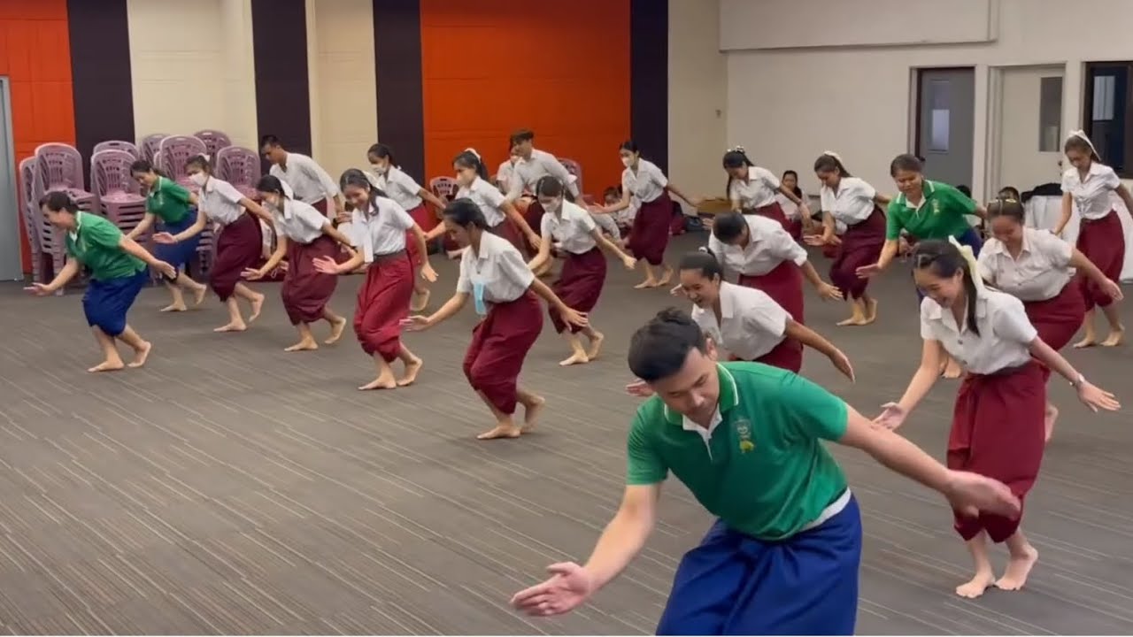 ฟ้อนกลองยาวอีสาน - ต่อท่าแก่ คณะศิลปนาฏดุริยางค์ วิทยาลัยนาฏศิลปกรุงเทพ โดย คณาจารย์วนศ.ร้อยเอ็ด