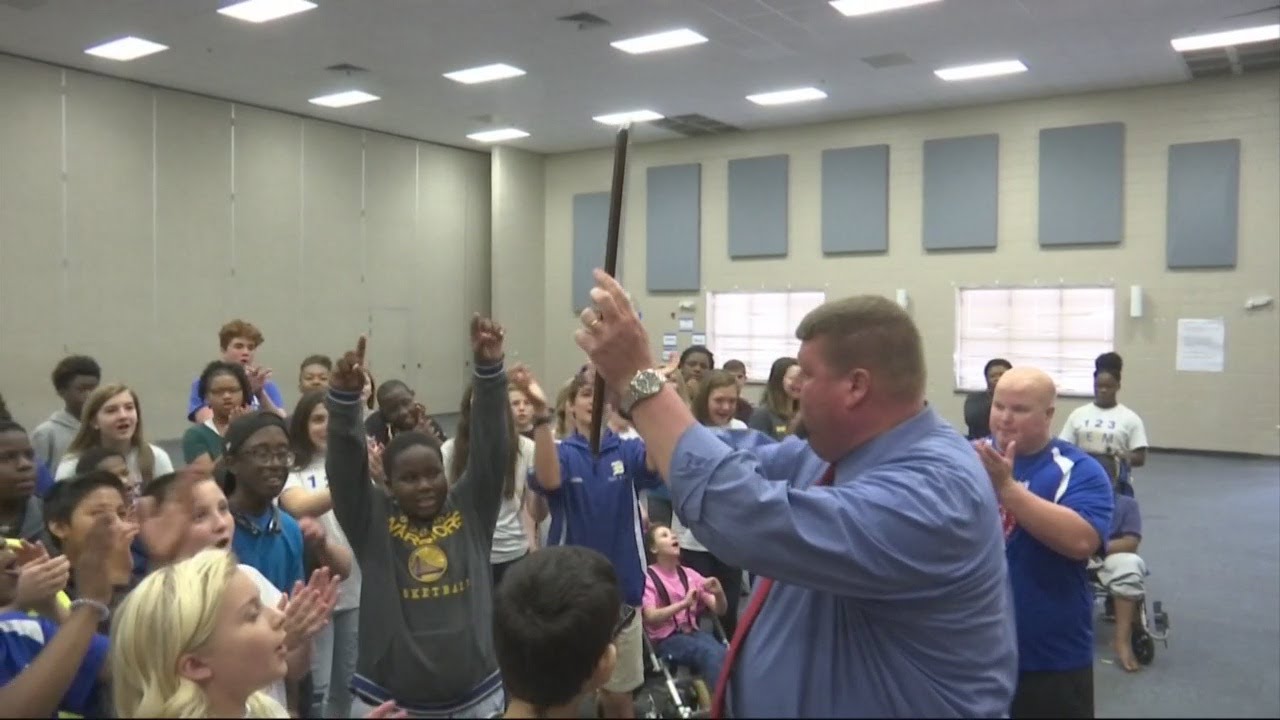 Berkeley Middle School receives the News 2 Cool School award