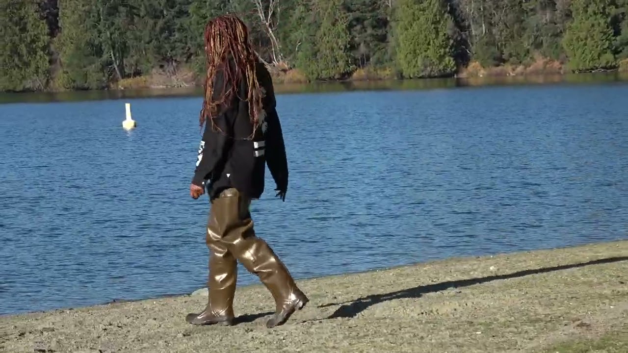 Bootkrazy; Afisa at the lake
