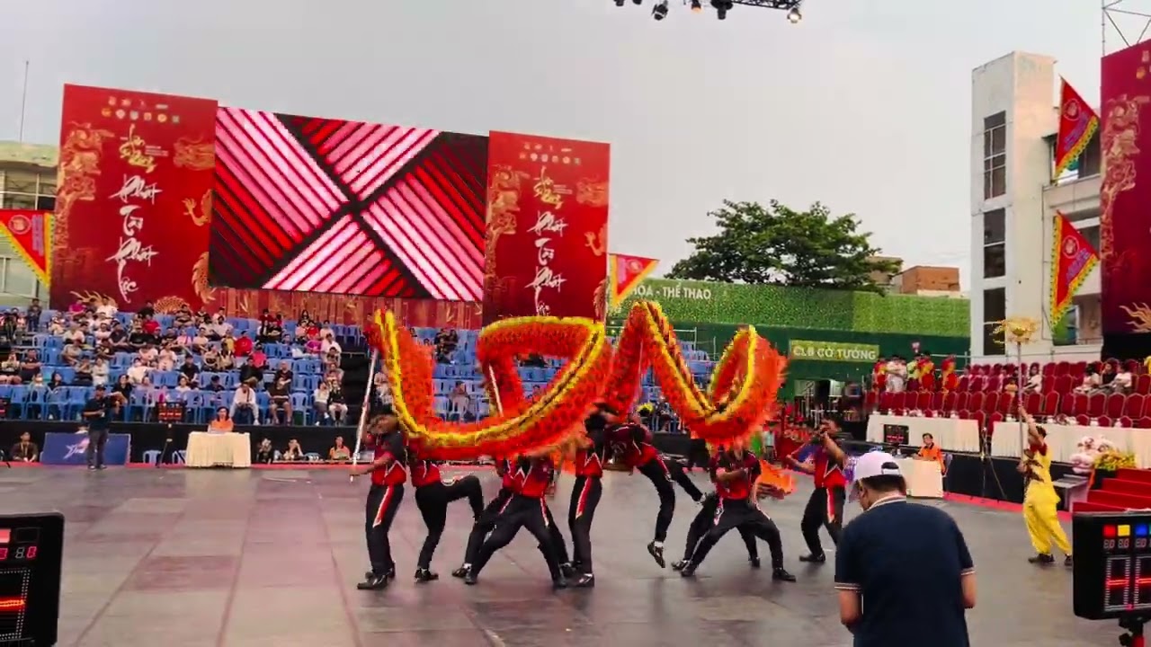 Ty anh đường thi múa rồng giải HTV. 