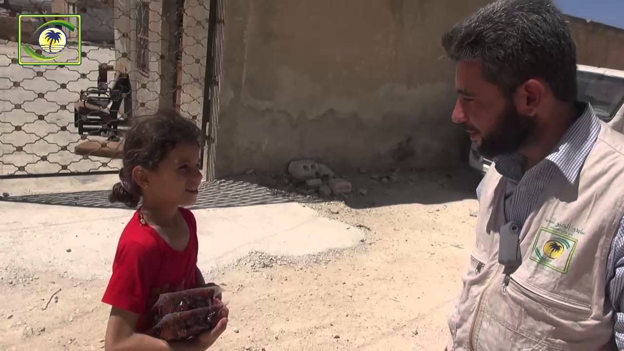 منادي الخير-توزيع التمور للفقراء في بلدة طعوم في ريف ادلب الغربي -سوريا 13-7-2014