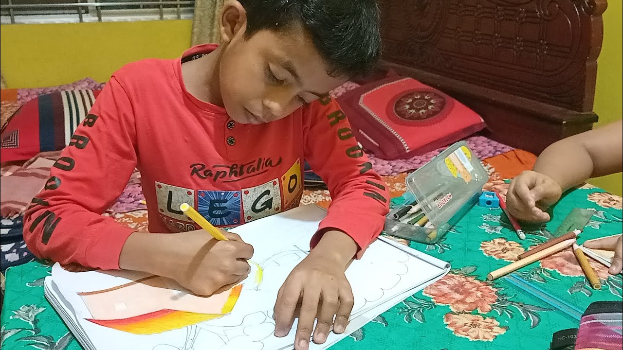 ছোট ছোট সোনামণিরা সুন্দর সুন্দর ছবি আঁকছে। 