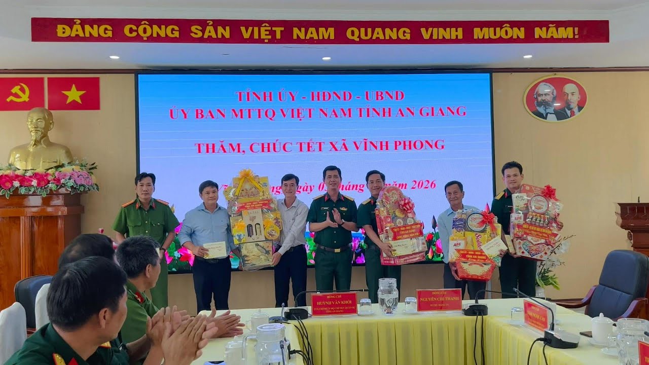 BỘ CHỈ HUY QUÂN SỰ TỈNH AN GIANG ĐẾN THĂM VÀ CHÚC TẾT XÃ VĨNH PHONG