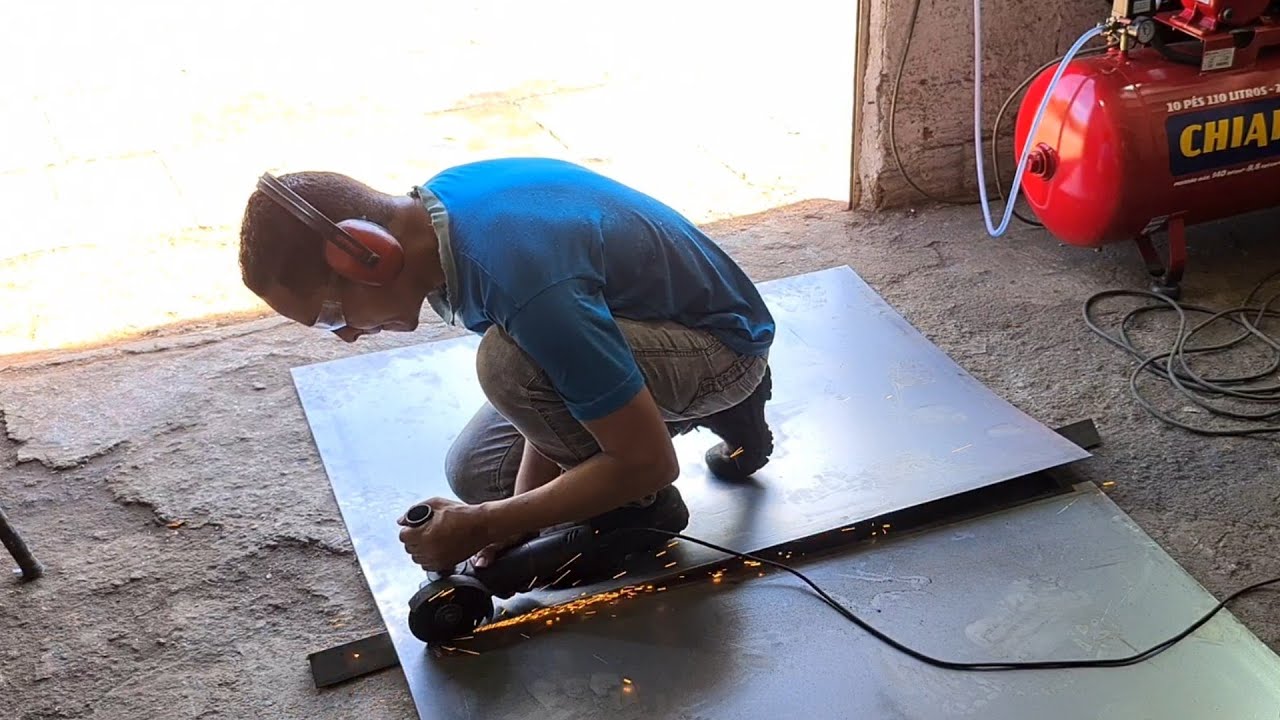 Aprendiz fazendo um portão parte 3 fazendo vincos x  na chapa lisa