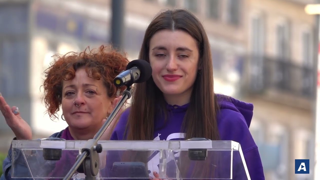 Unas abarrotadas calles de Vigo se pintan de morado este 8M, Día Internacional de la Mujer