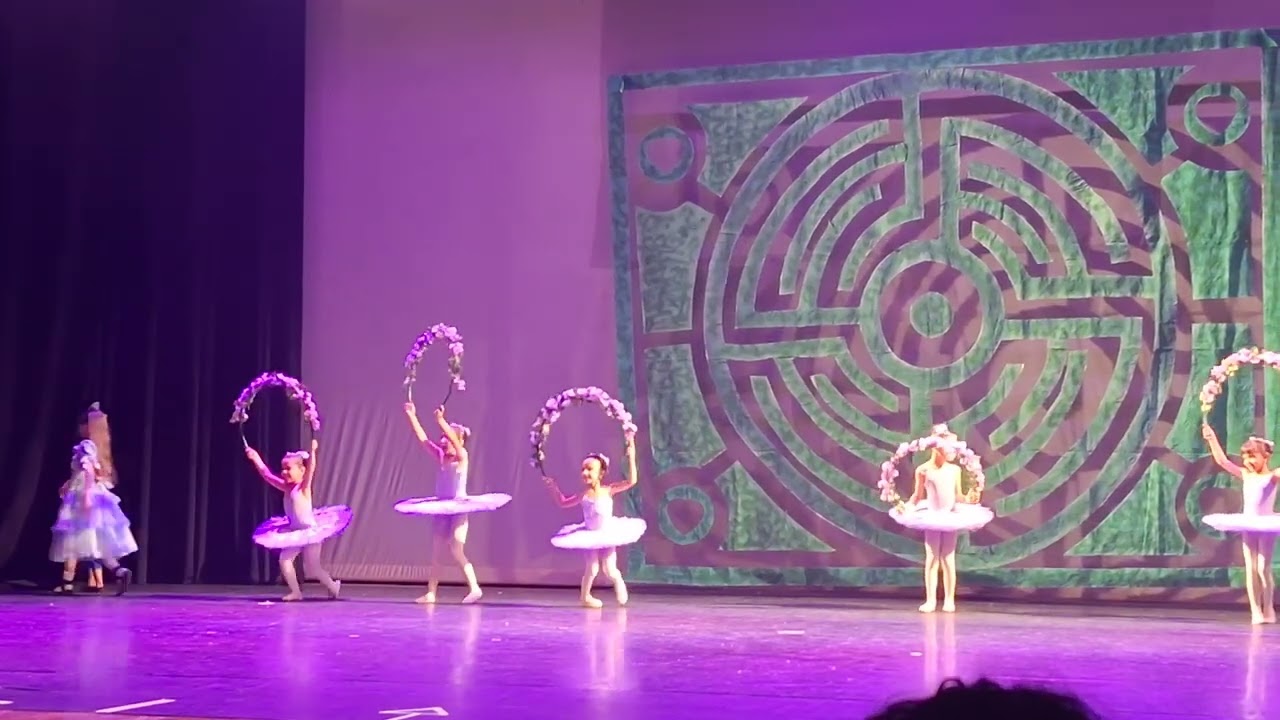 Coreografia: Florzinhas - Alice no País das Maravilhas- 2025 - Beatriz como Alice