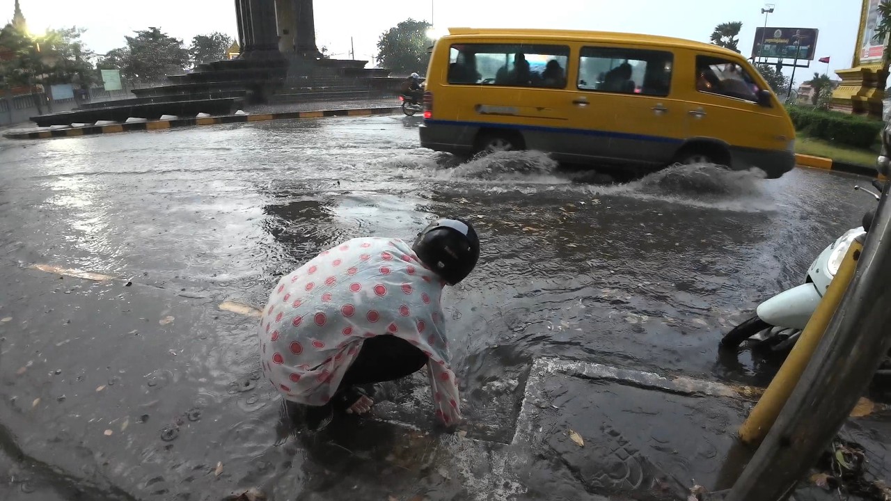 Amazing!! Remove Leaves Clogged Drain Culvert After Heavy Rainstorm