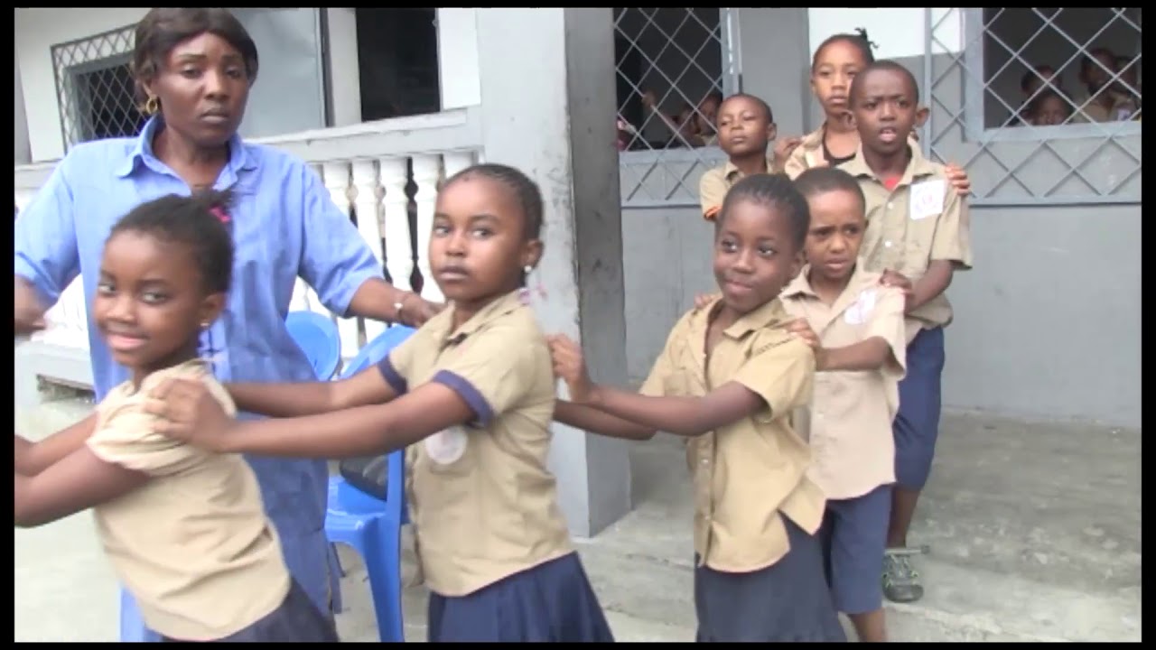 DONS AUX ENFANTS DU POOL PAR LES ÉLÈVES DE CAMARA LAYE