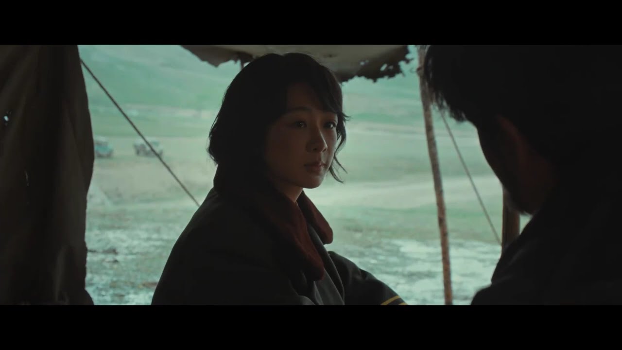 外面下着雨，帐篷之内，白菊和多杰敞开心扉，用真心慰藉了彼此。最后，看着多杰口是心非的吐槽，白菊知道，他们永远都是一家人了 #生命树 #杨紫 #胡歌