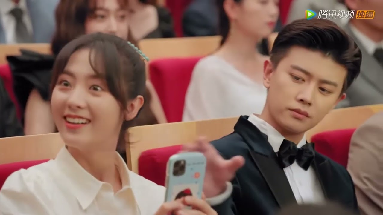 Генеральный директор показывает свою любовь Золушке на церемонии, Хитрая девчонка так ревнует