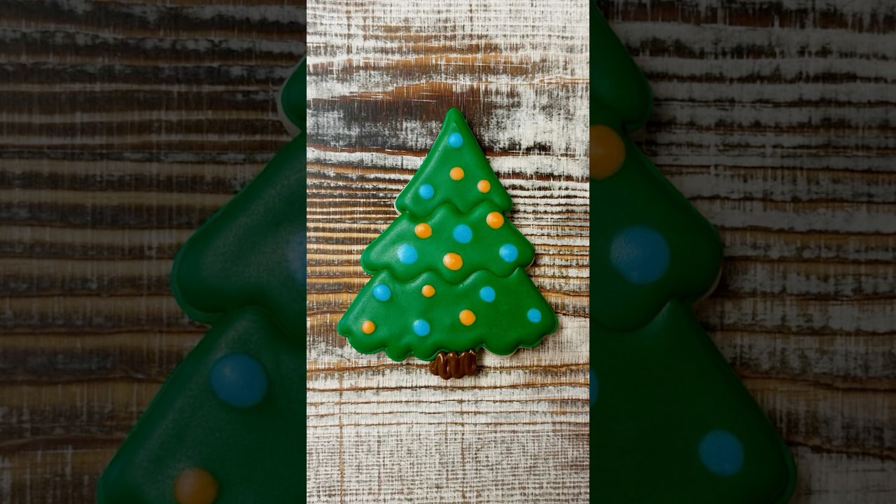 Simple and elegant Christmas tree cookie 🎄#cookiedecorating #christmas #alliwantforchristmasisyou