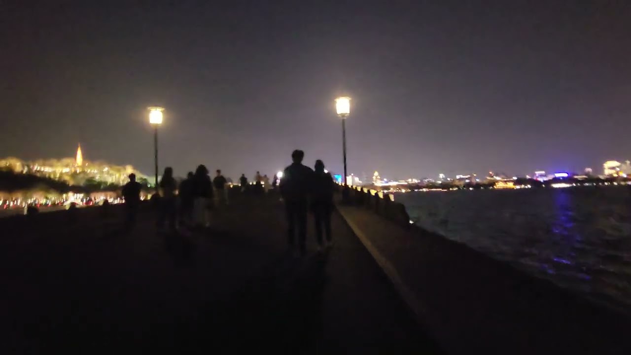 Walk along Bai Causeway 白堤 from West to East in the Evening Xihu West Lake Hangzhou China 西湖 杭州 中国