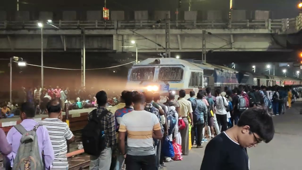 Unreserved ticket holders waiting in queue while the train is being shunted to platform 😥