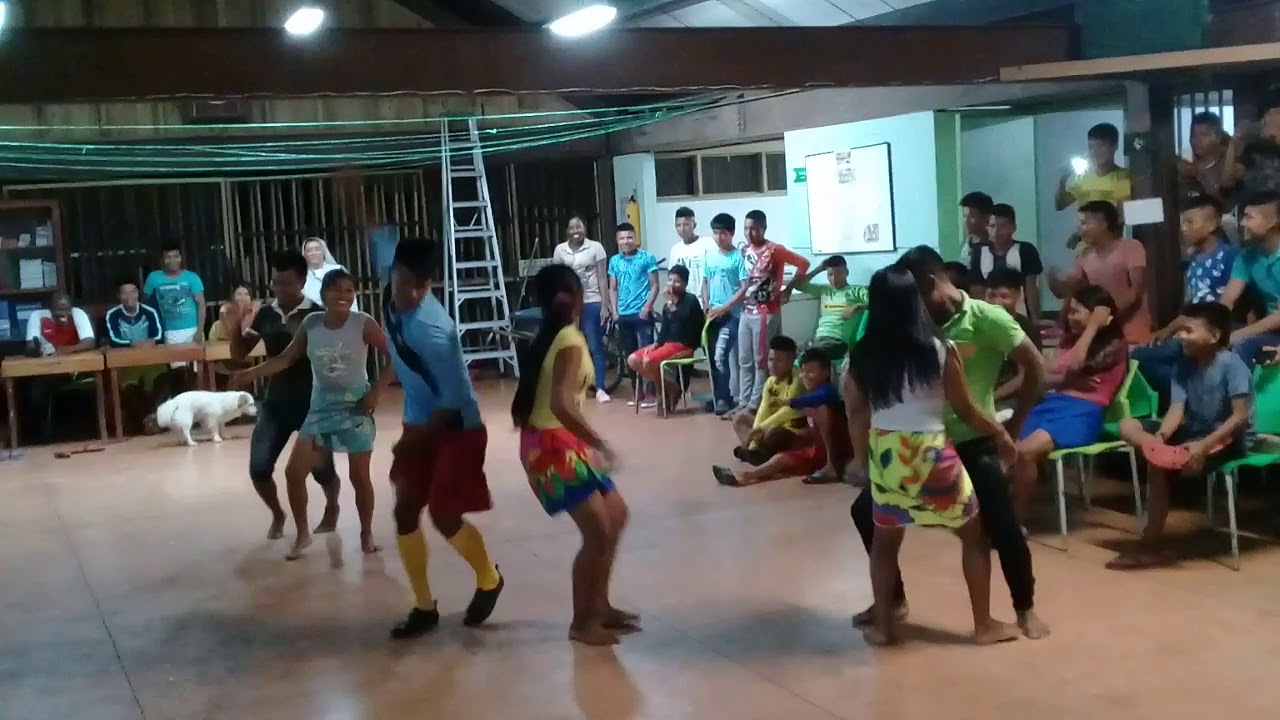 LEYSFLOW  Estudiante del colegio embera bailando champet
