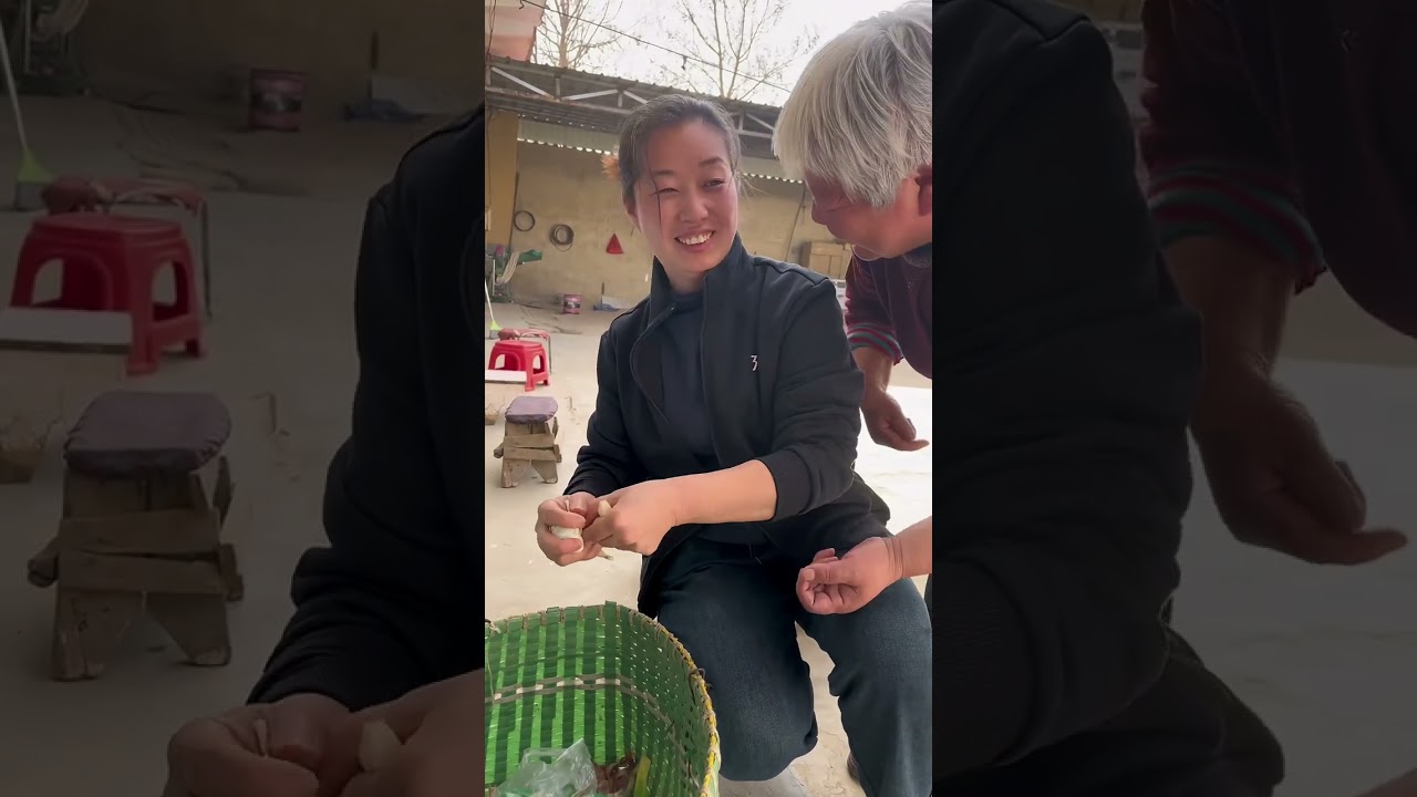 外甥媳妇来家吃饭，老爸高兴的亲自下厨做炒肉汤#舌尖上的味道 #我的乡村生活 #记录真实生活 #三农