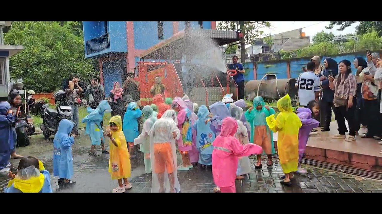 Siram Siraman Air di Damkar Depok