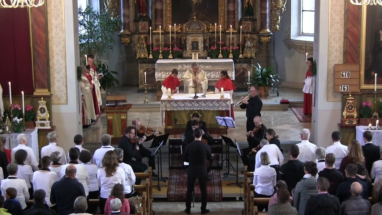 Gottesdienst am 150. Kirchweih-Jubiläum in Unteriberg − Einzug