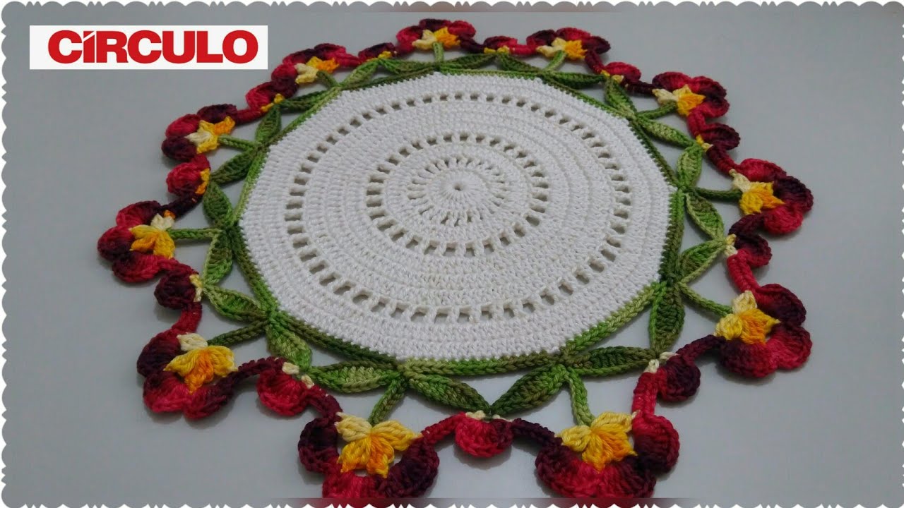 Sousplat com folhas e flores em crochê com Maria José.