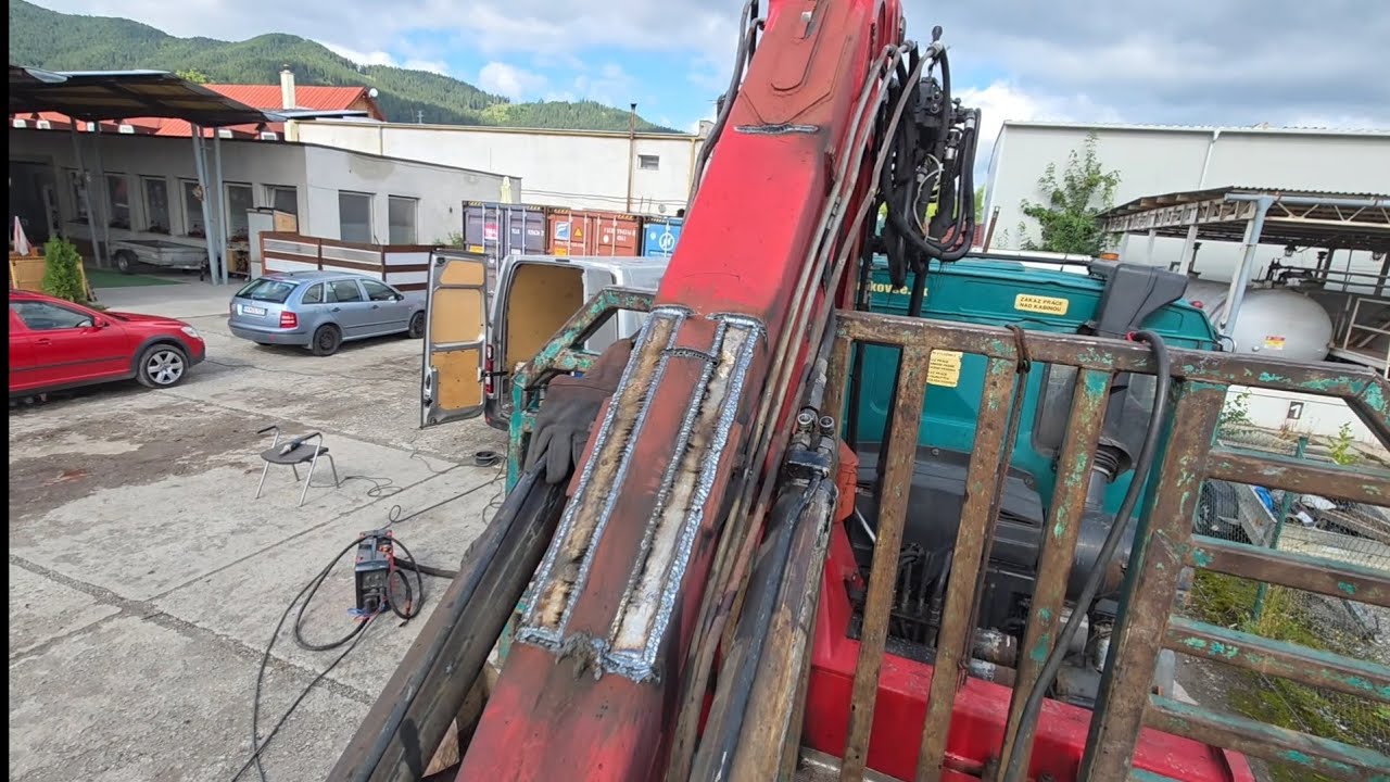 Svařování hydraulické ruky na voze TATRA. Welding of the hydraulic crane on a TATRA truck.