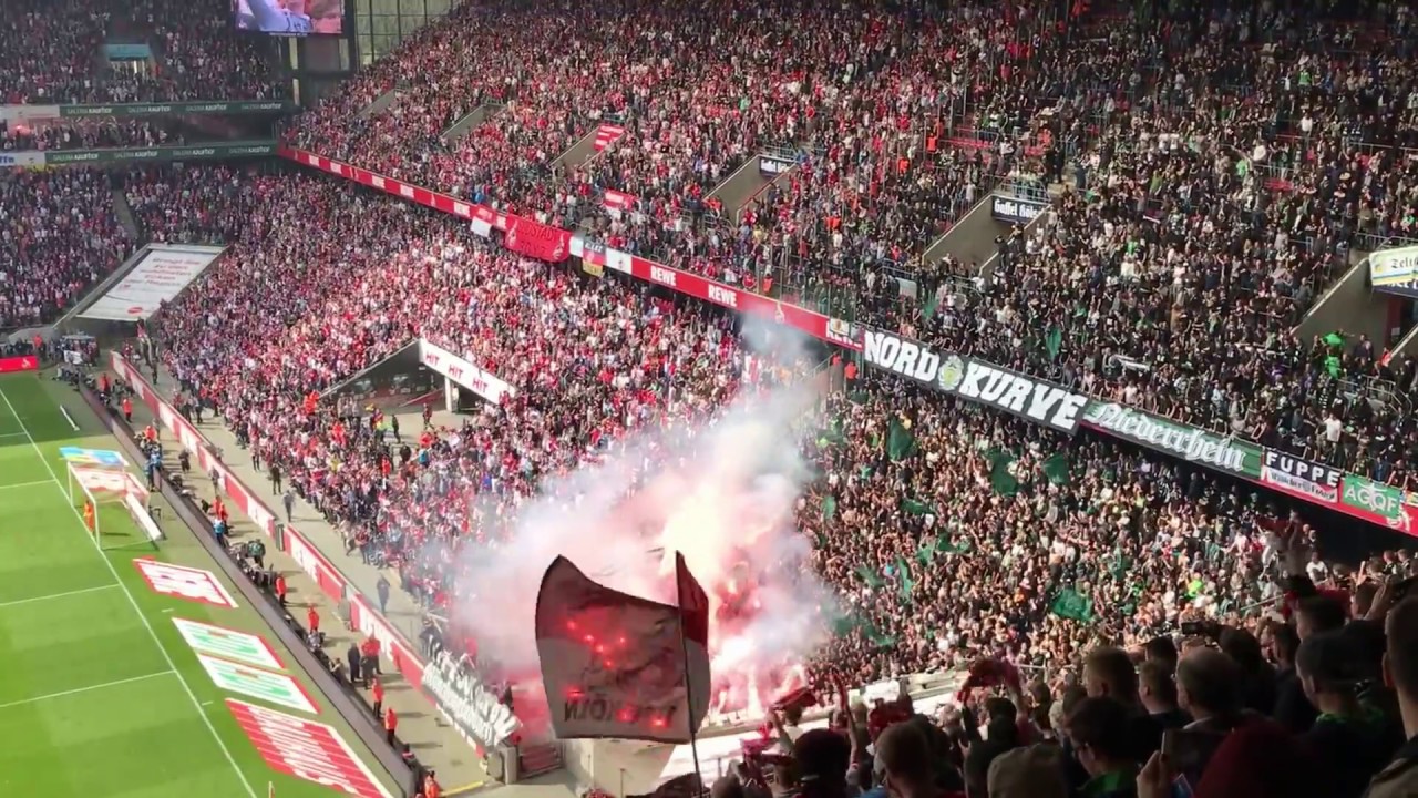 1. FC Köln - Borussia Mönchengladbach / Pyro vor dem Spiel im Gästeblock / 2017