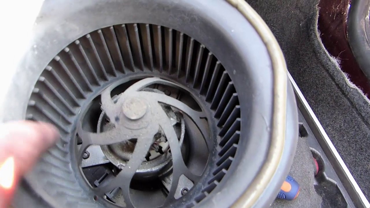 Comment démonter le moteur de ventilation d'habitacle sur Citroën AX