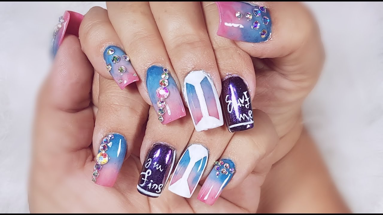 Uñas en tonos rosas y azules con cristales/ uñas de bts.