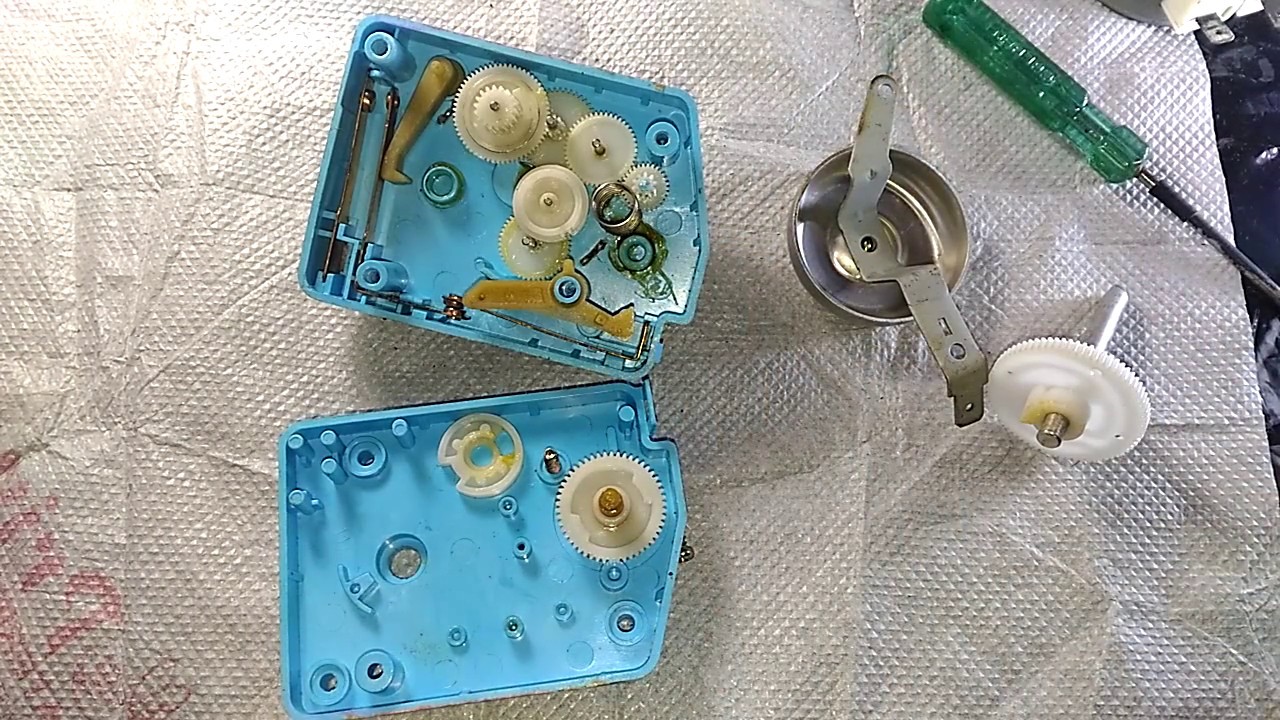 IE8: Inside an old mechanical microwave timer switch.