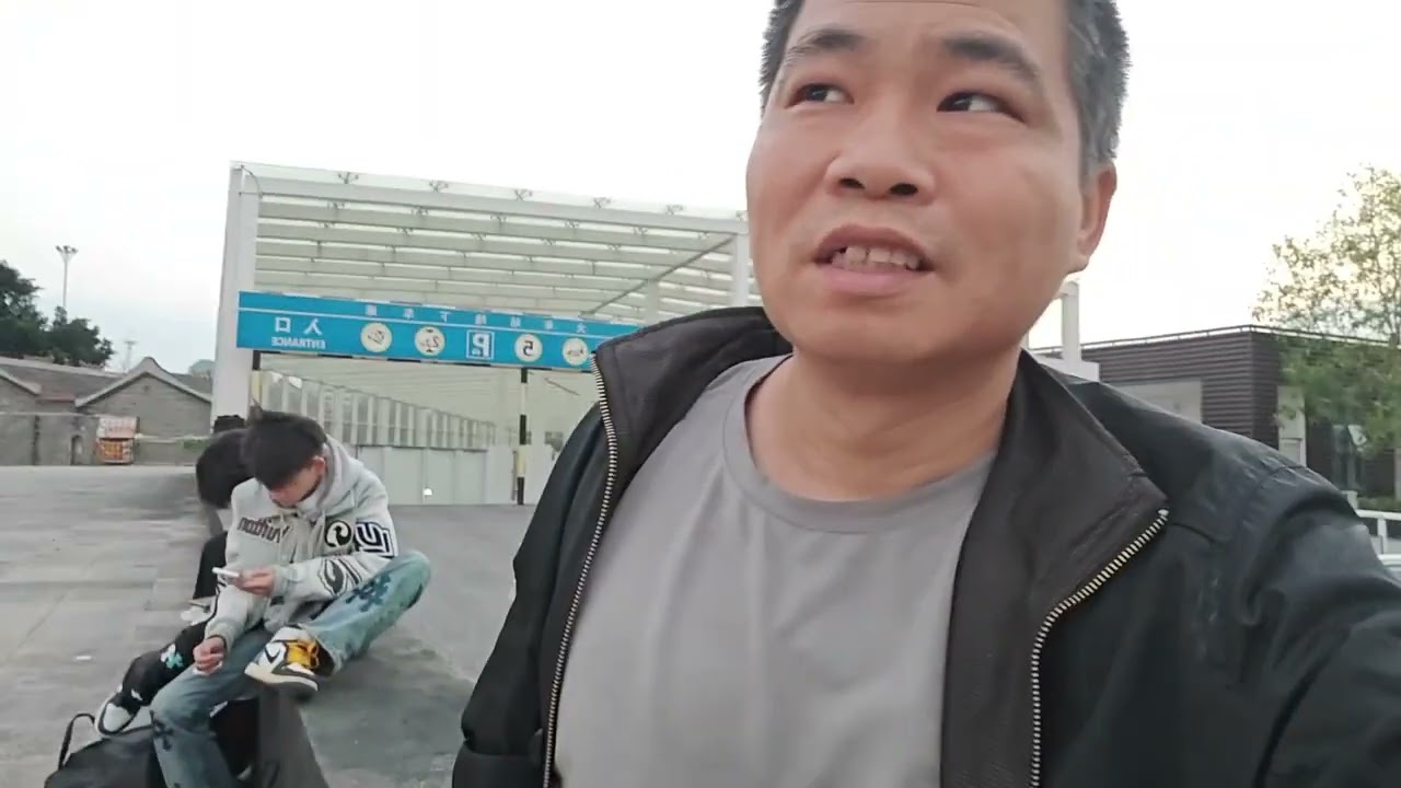 一个人坐火车旅行，到达广西第一次坐拼车真便宜，路边吃大餐 