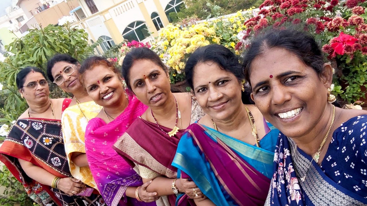 చామంతిమొక్కలకి ఇంత ఫ్లవరింగ్ వచ్చిందంటే మొక్కలునాటేటప్పుడు కట్ఠింగ్స్ ద్వారా వేయడం వల్ల అని చెప్పాలి