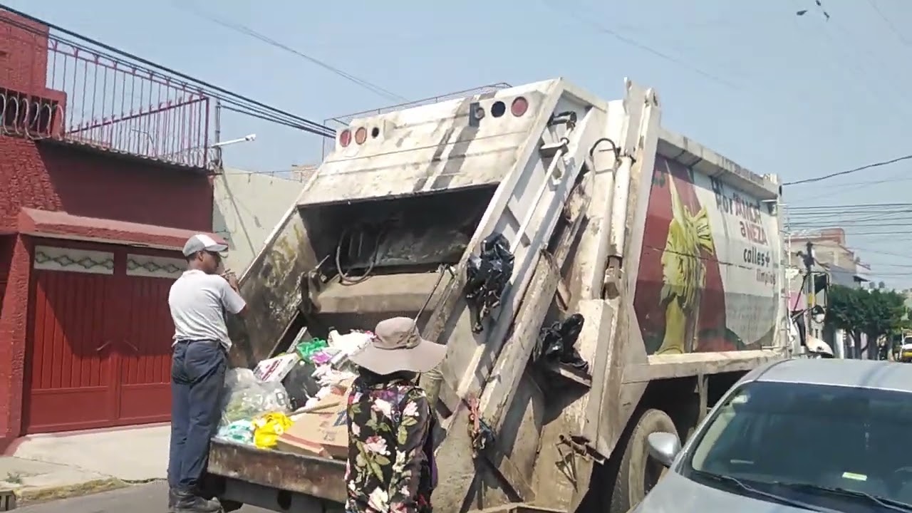 llego el camion de basura 85 el camion no tiene faros