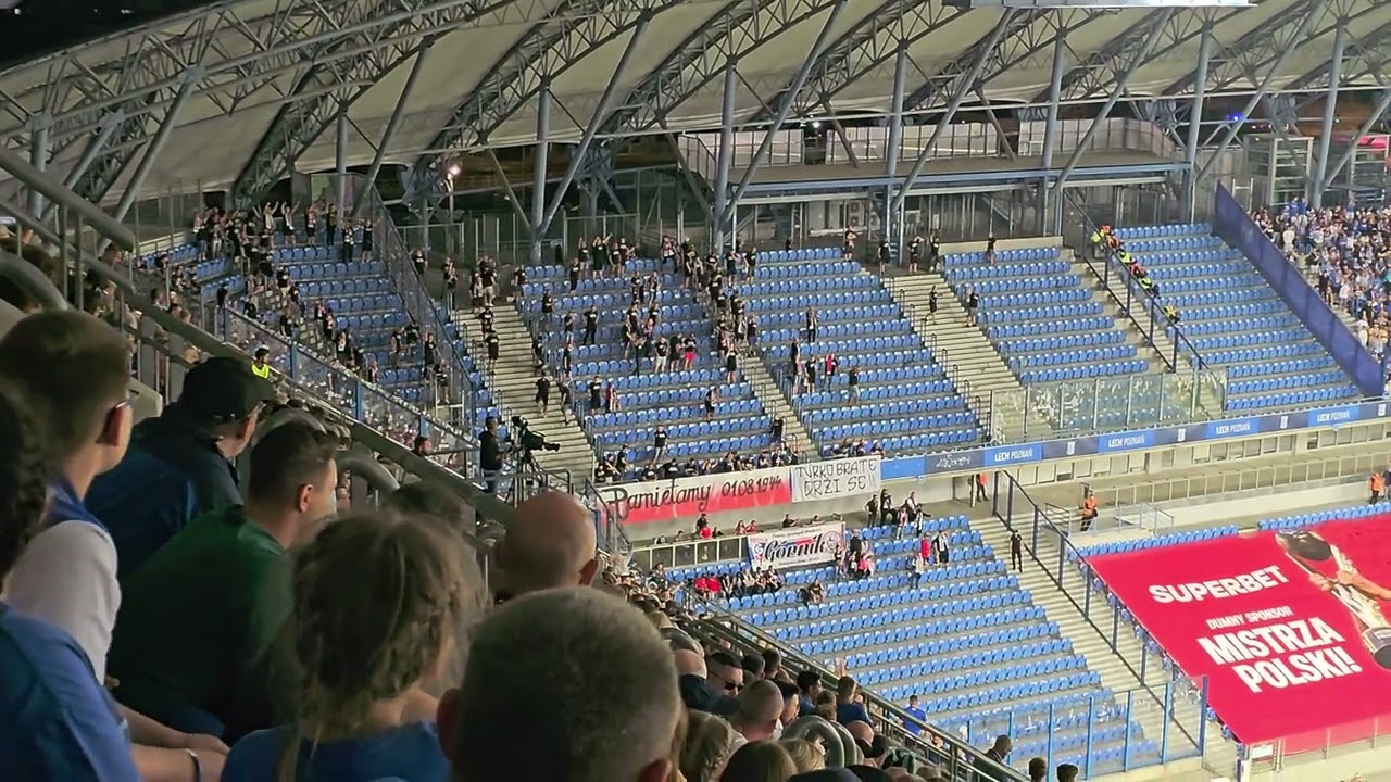 Wejście Torcida Górnik na stadion Lecha Poznań