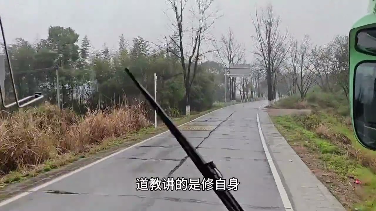 江西龙虎山，下雨，坐摆渡车去上清古镇，发现原来可以开车来。 