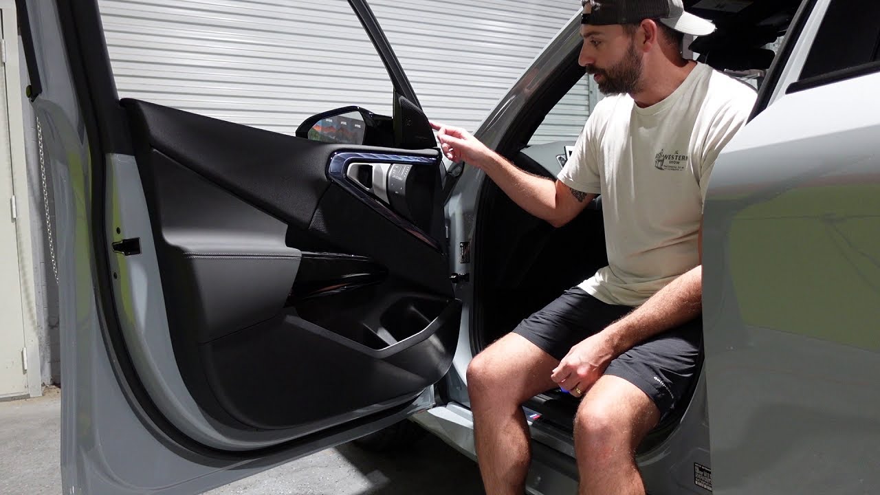 Снятие дверной панели: BMW X3 2026 года
