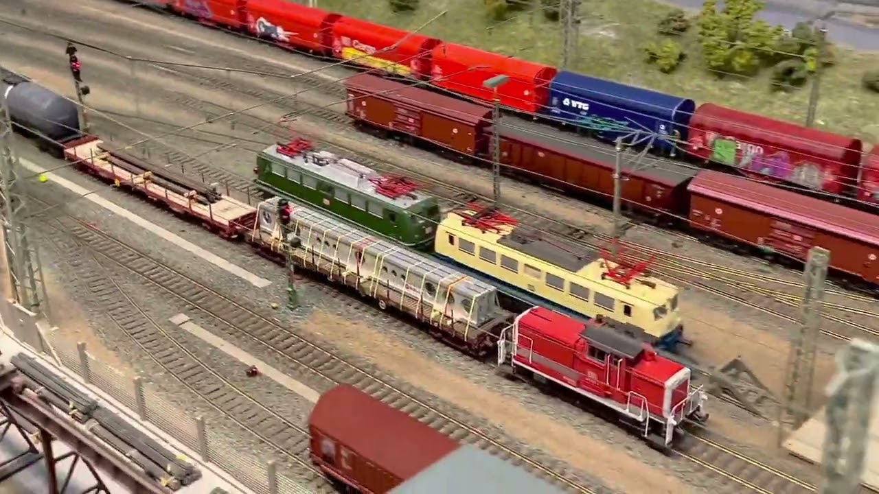 Vorbild- und Modellzüge bei den Besucherfahrtagen der Modelleisenbahnfreunde Köln