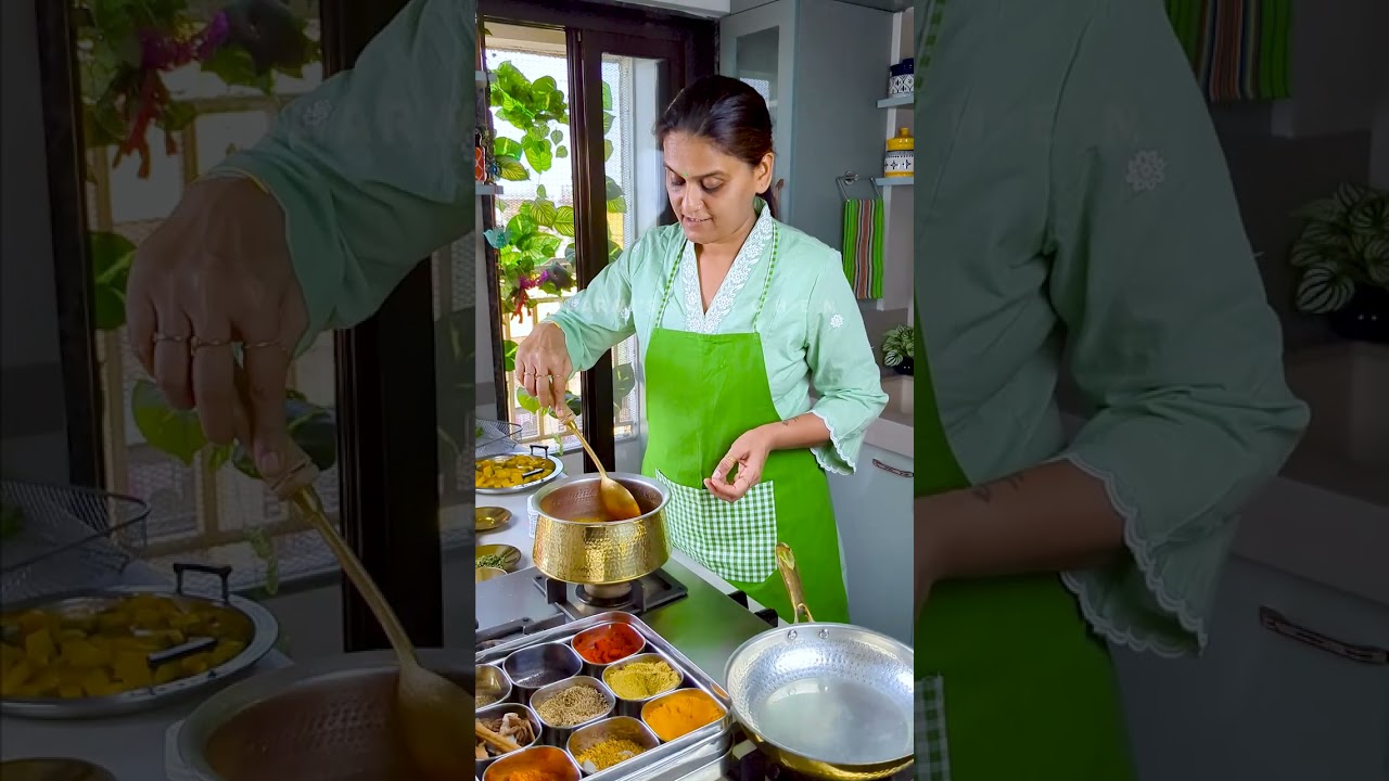 आलू की सॉफ्ट ,फूली फूली पूरी और कद्दू की खट्टी मीठी सब्जी बनाने का नया तरीका😍