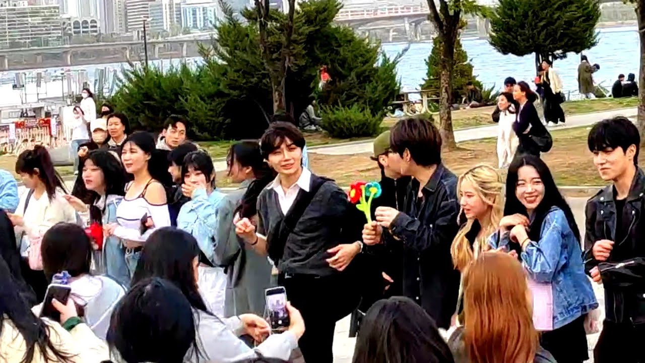 [STREET ARTIST] ARTBEAT. HAPPY PHOTO TIME SKETCH. WITH FAN. YEOEUIDO BUSKING. 230416.