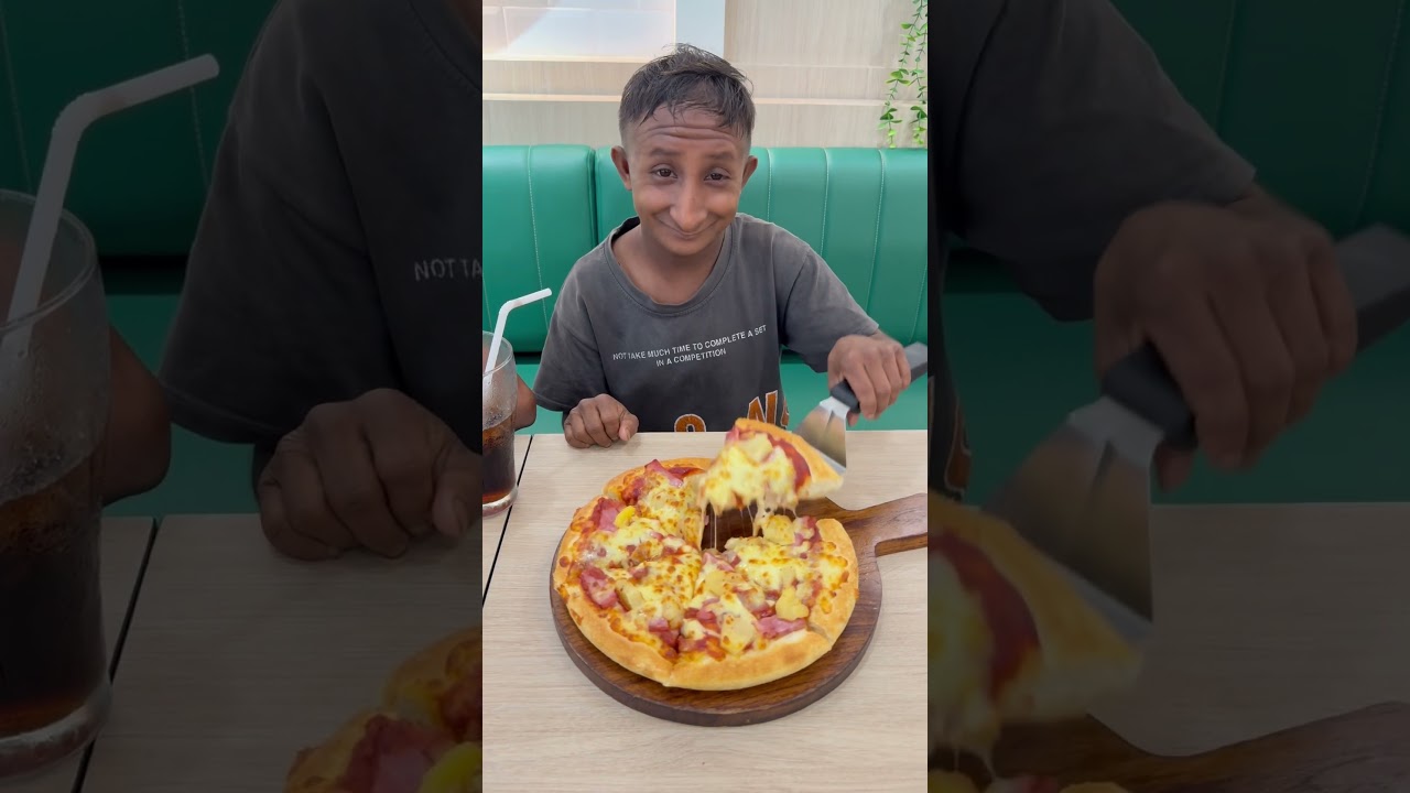 #masterlee eating #pizza at #pizzacompany