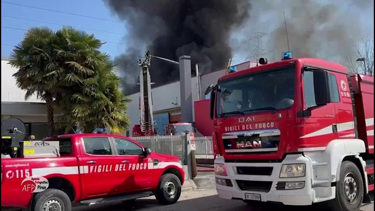 Saonara, vigili del fuoco al lavoro per spegnere il rogo in zona industriale
